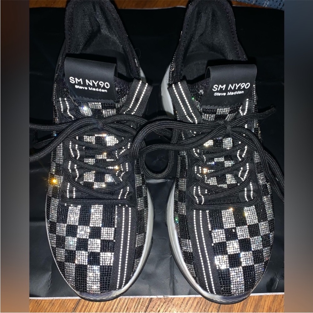Not selling ISO Steve Madden size 7 / sm ny 90 sneakers
